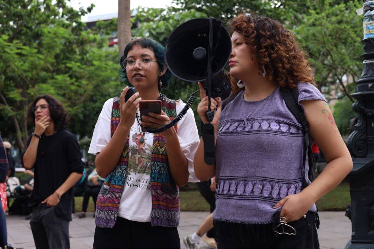 A AMBOS. Las y los manifestantes pidieron acciones tanto al gobierno estatal como a la UdeG.  (Fotos: Michelle Vázquez)